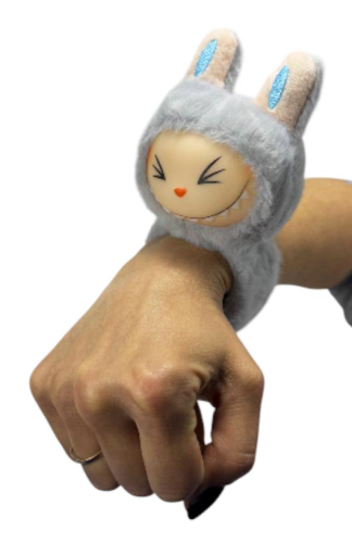 Игрушка мягкая Лабубу Серый браслет 24х9х9 см  M18664