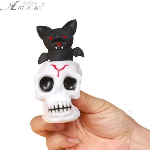 Іграшка прикол Кажан в білому Черепі 6 х 4 см  13404